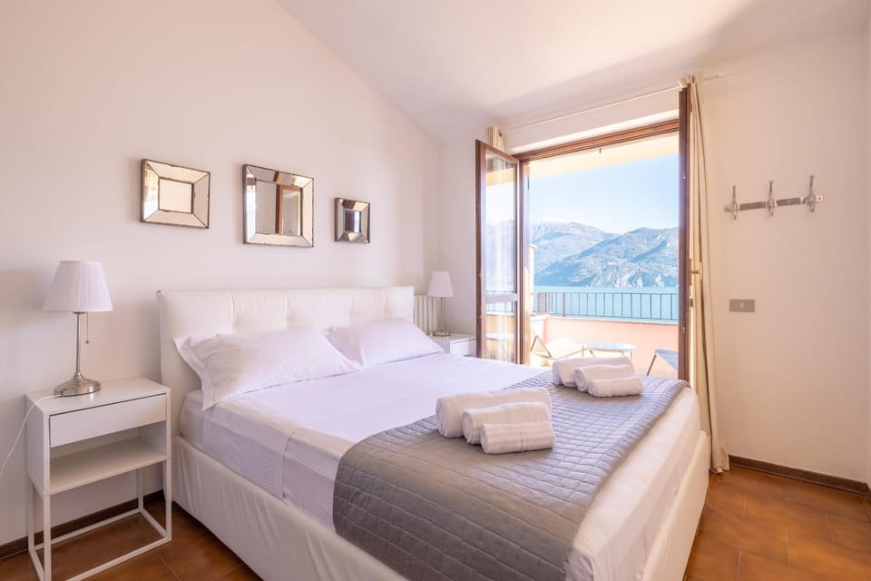 Bed, Natural landscape, Photo of the whole room, Bedroom, Lake view, Mountain view, towels