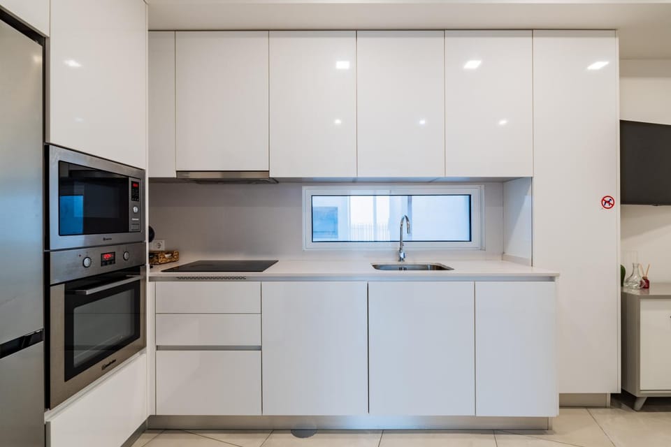 Coffee/tea facilities, Kitchen or kitchenette, dishwasher, microwave, oven, stove, washing machine