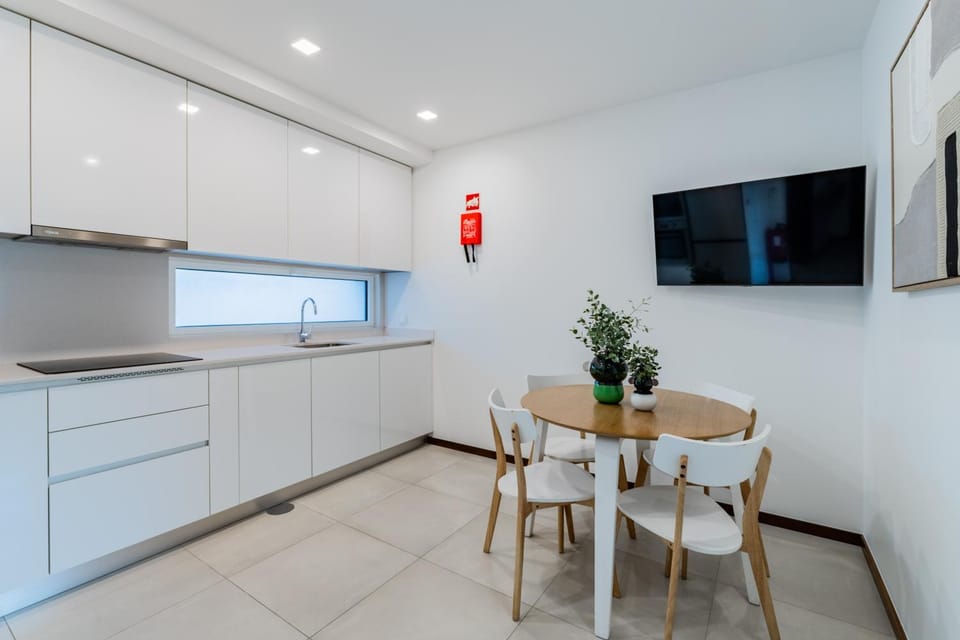TV and multimedia, Kitchen or kitchenette, Dining area, dishwasher, stove, washing machine