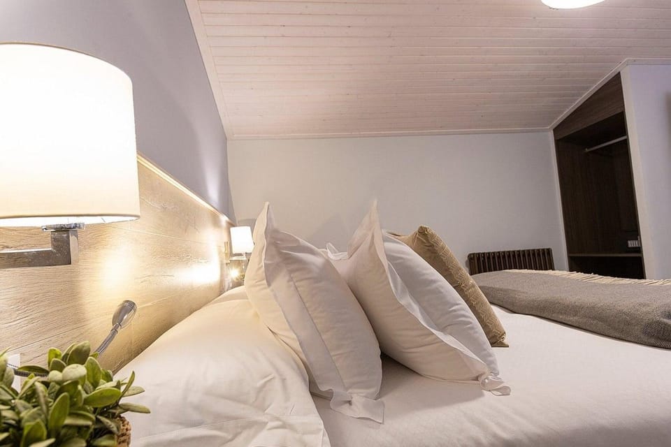 Bed, Photo of the whole room, Decorative detail, pet friendly