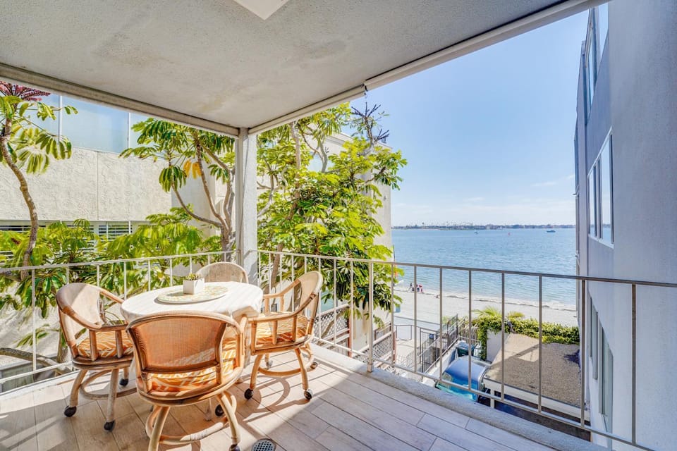 Bayfront Paradise - Flexible 30 Day plus w Amazing Bay View and Pool House in Mission Bay