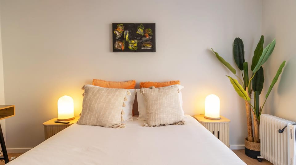 Bed, TV and multimedia, Bedroom, internet, wardrobe