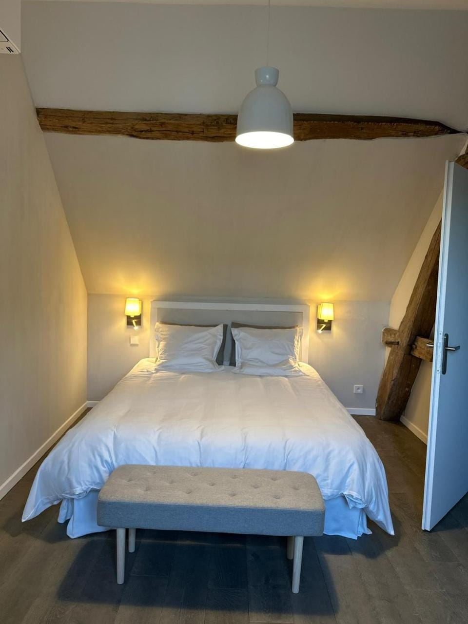 Bed, Photo of the whole room, Bedroom