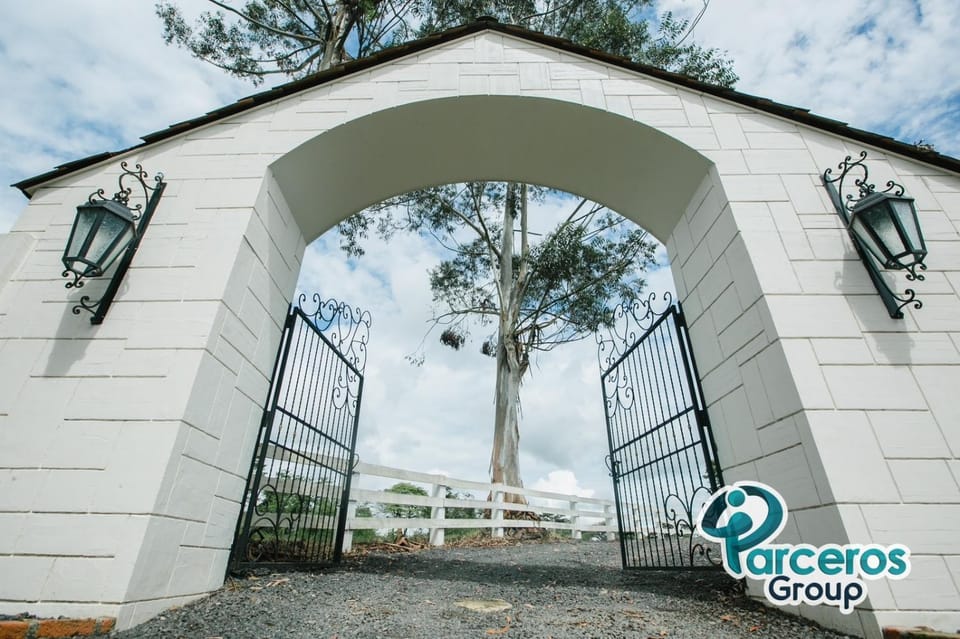 Amplia Hacienda en Morelia, Pereira Por Parceros Group House in Risaralda