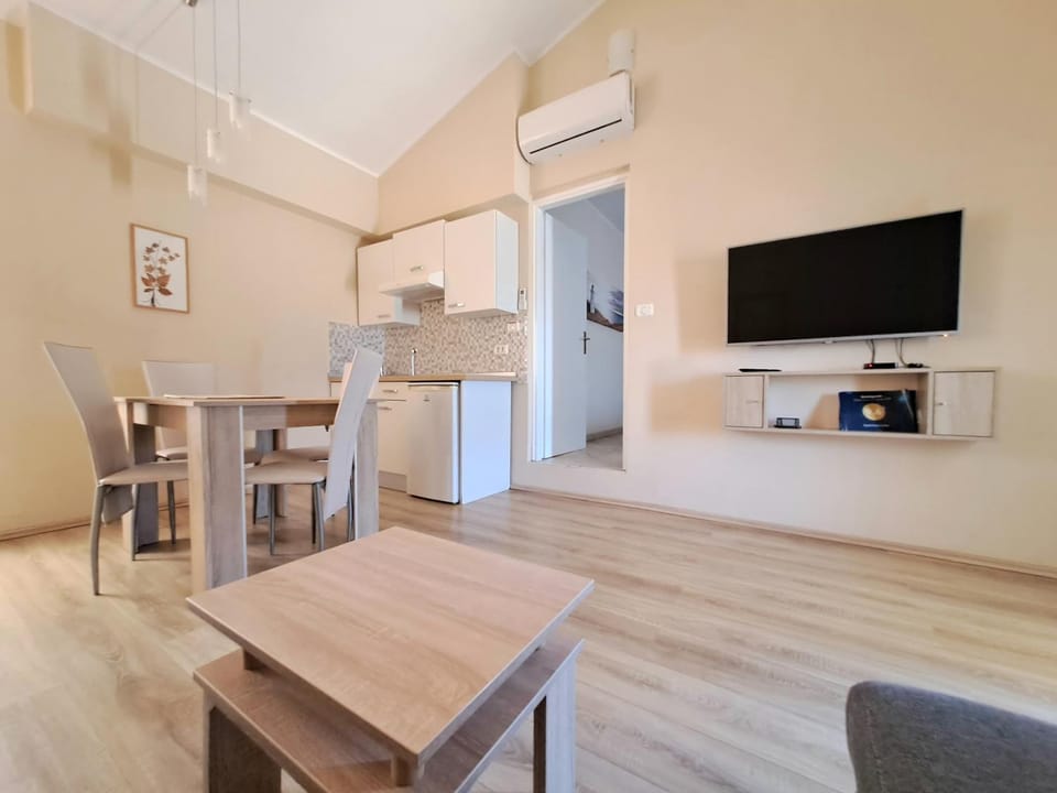 TV and multimedia, Kitchen or kitchenette, Living room, Seating area, Dining area