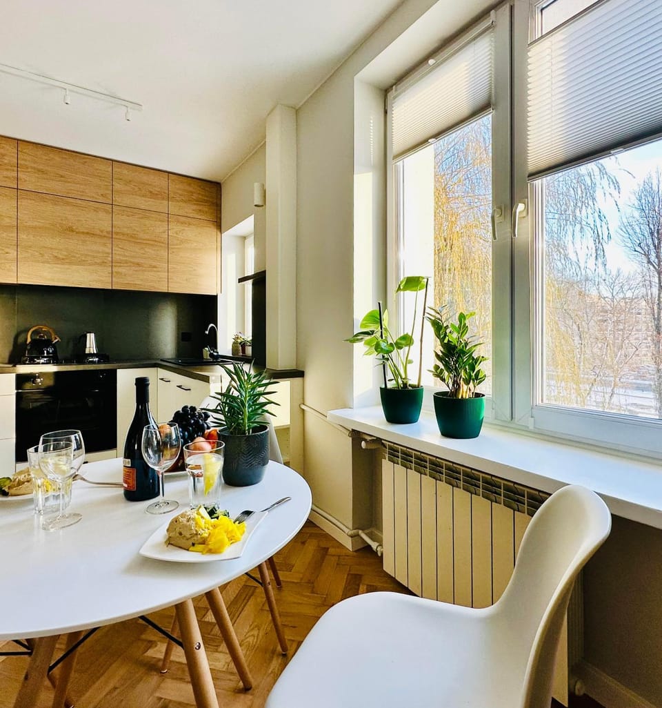 Kitchen or kitchenette, Living room, Dining area, Food, Alcoholic drinks, Non alcoholic drinks, kitchen