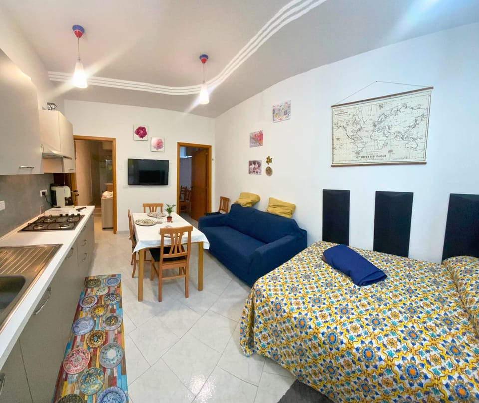 Bed, TV and multimedia, Kitchen or kitchenette, Living room, Photo of the whole room, Dining area, Bedroom, minibar