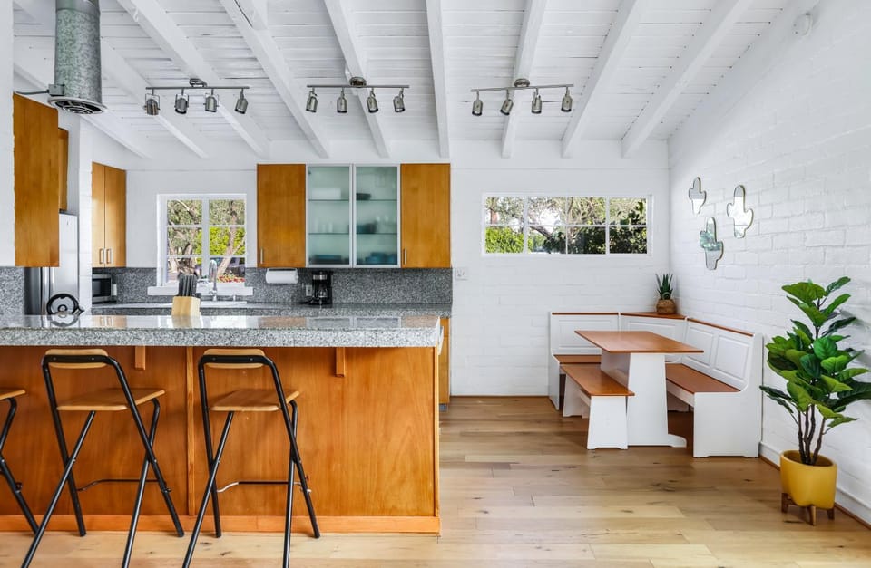 Kitchen or kitchenette, Living room, Seating area, Dining area, kitchen