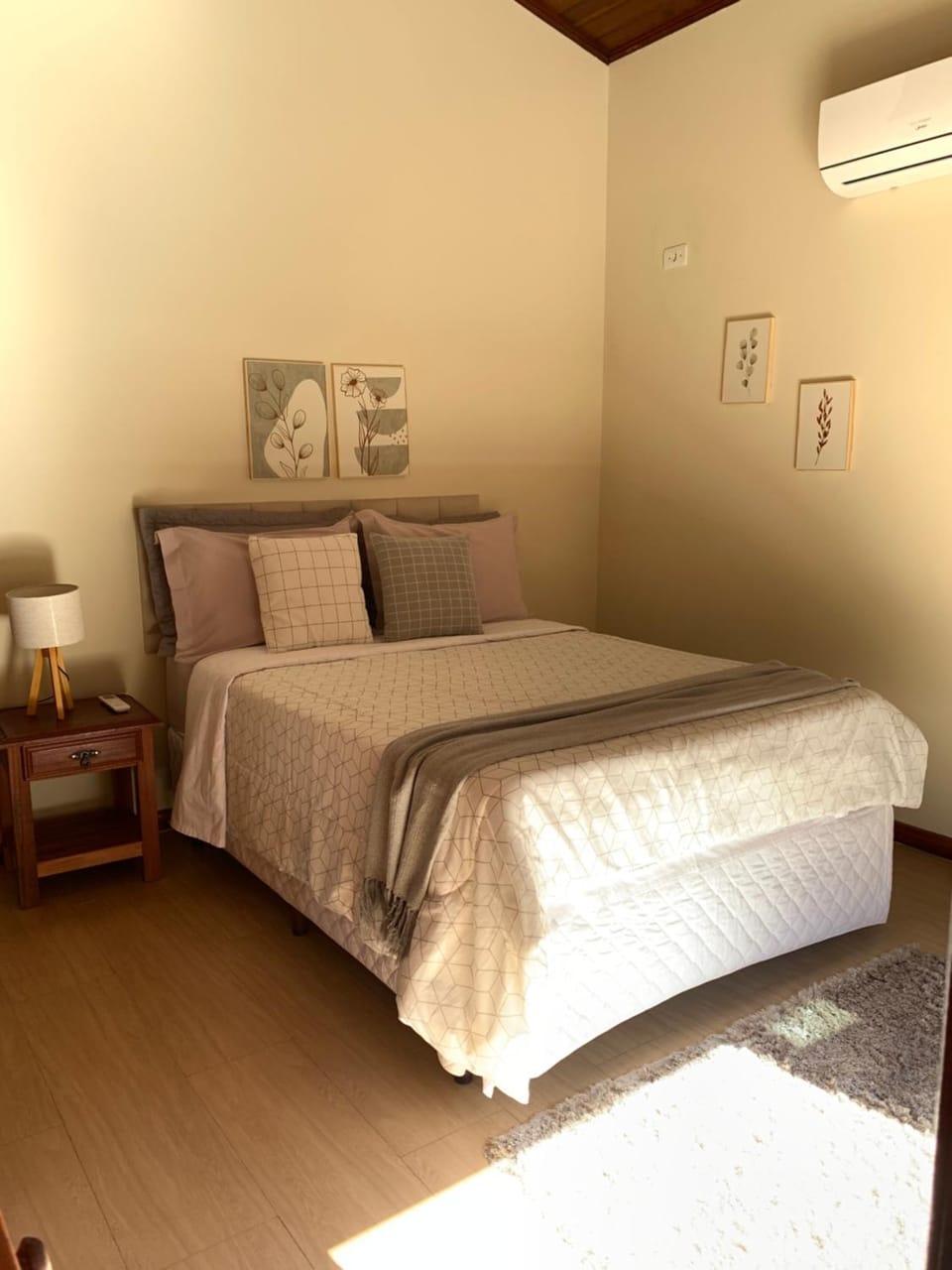 Bed, Photo of the whole room, Bedroom, air conditioner