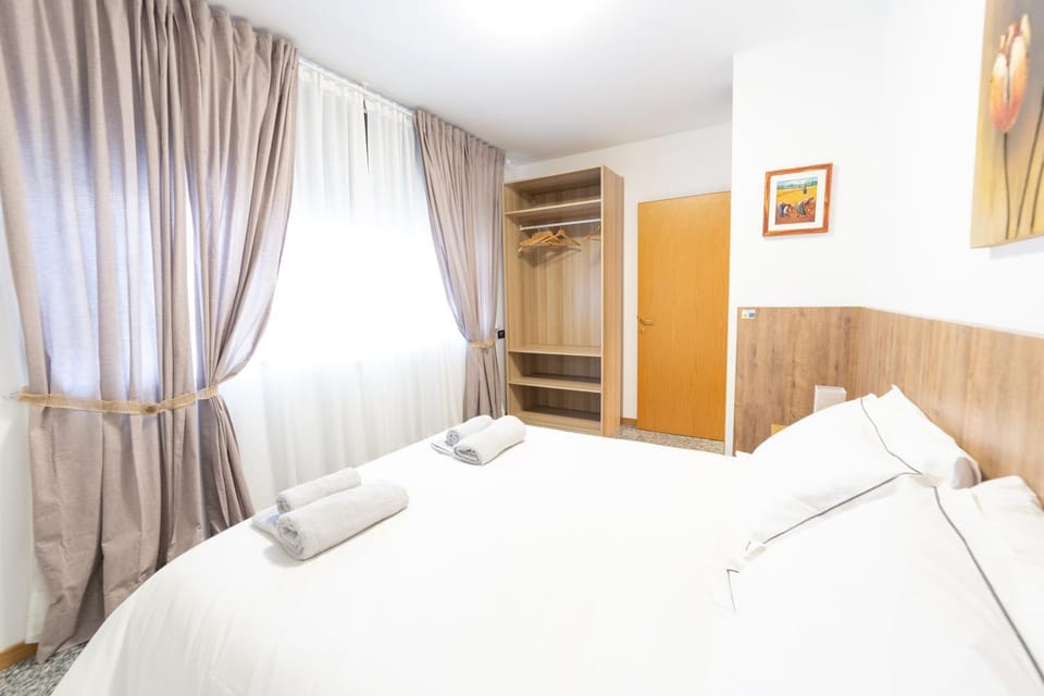 People, Bedroom, Food, Guests, Lunch, Dinner, Facility for disabled guests, kitchen