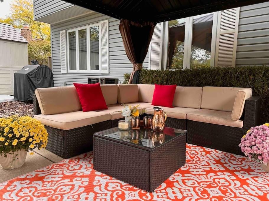 Cozy 3 bdr Retreat in a Prime location House in Hoffman Estates