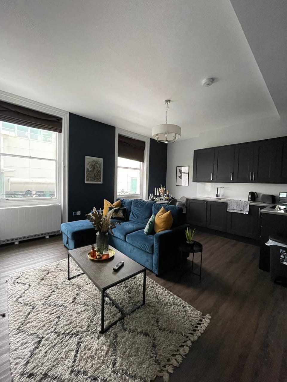 Kitchen or kitchenette, Living room, Seating area, Dining area