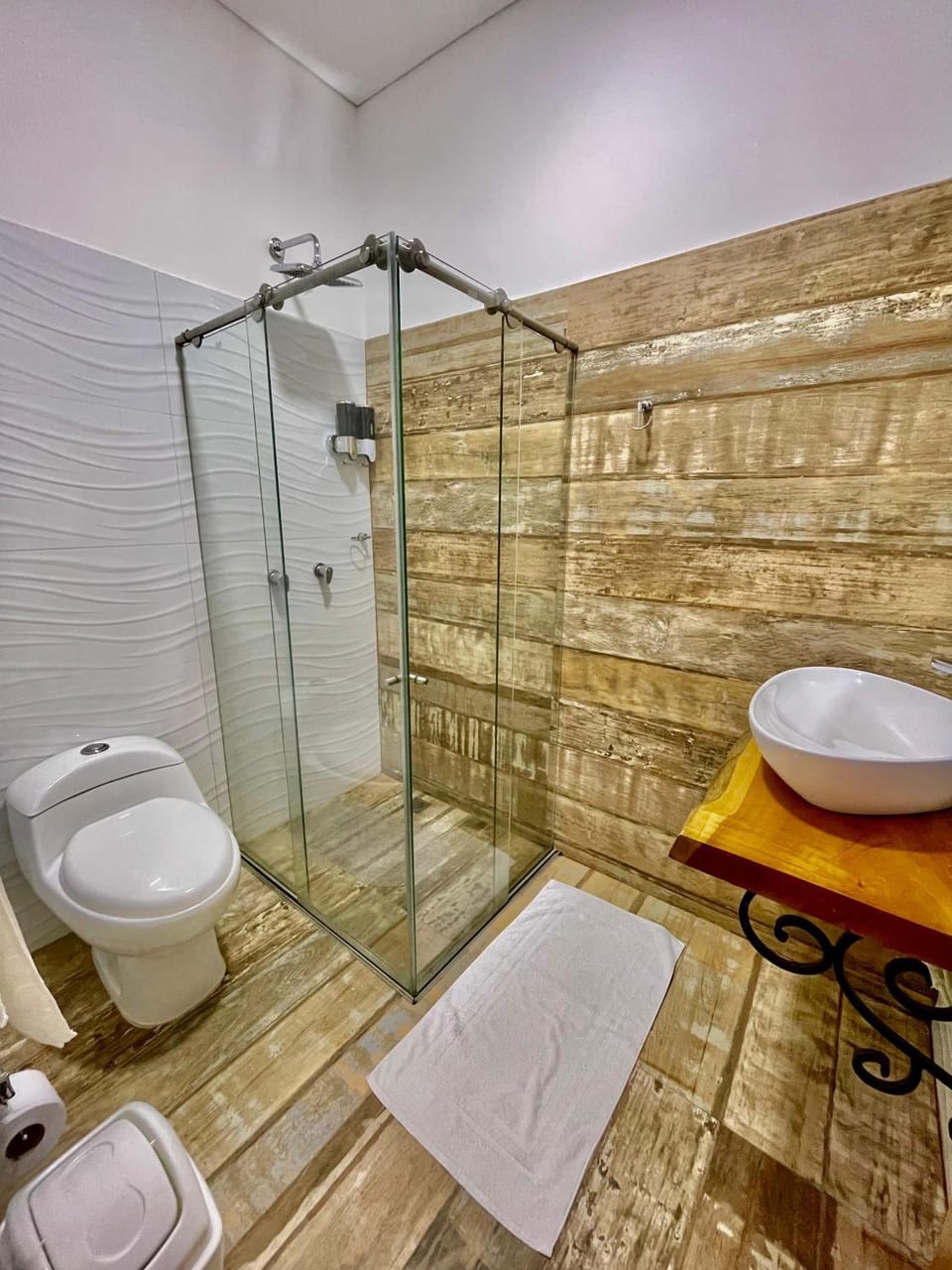 Shower, Toilet, Bathroom, towels