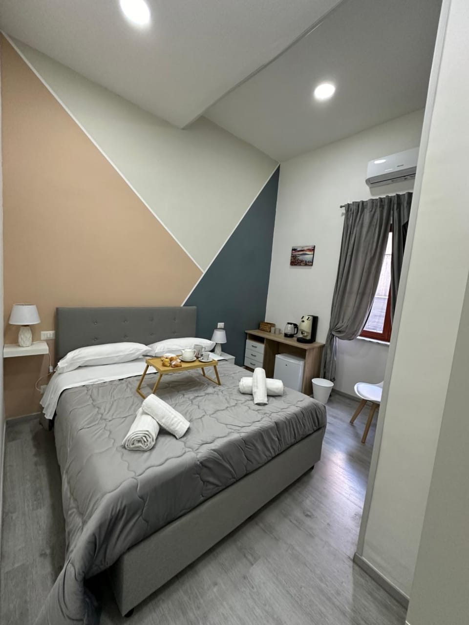 Bedroom, Breakfast