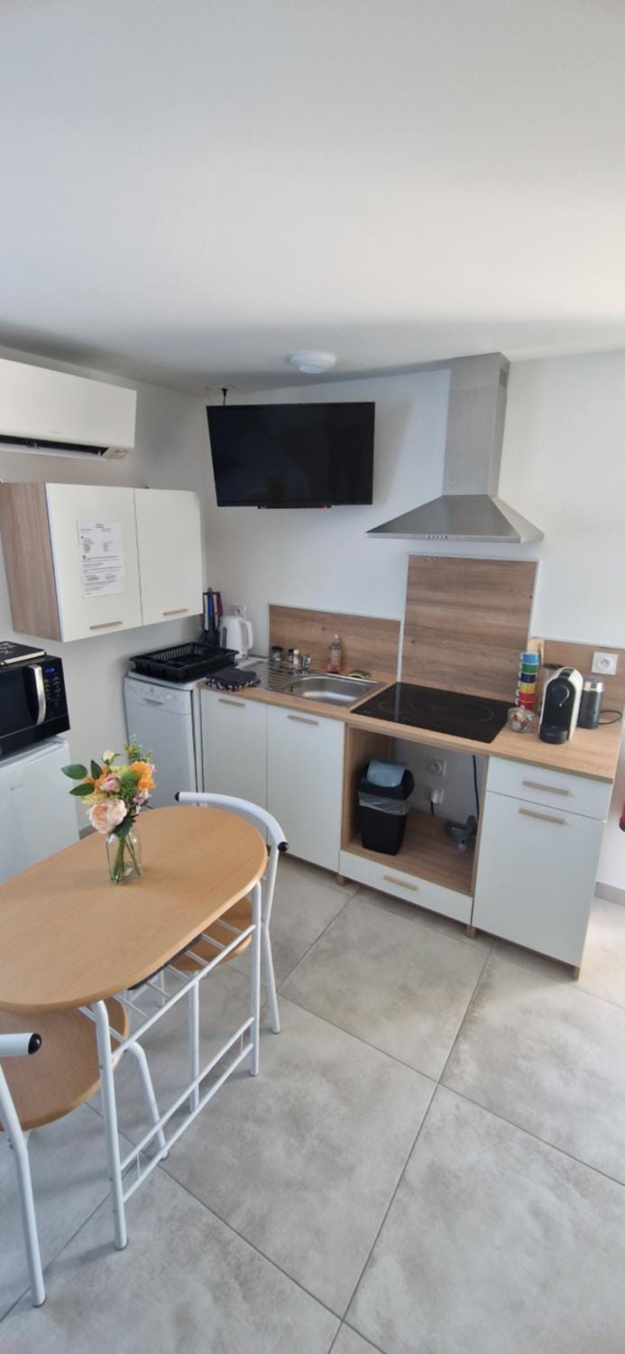 Kitchen or kitchenette, Dining area, minibar, stove