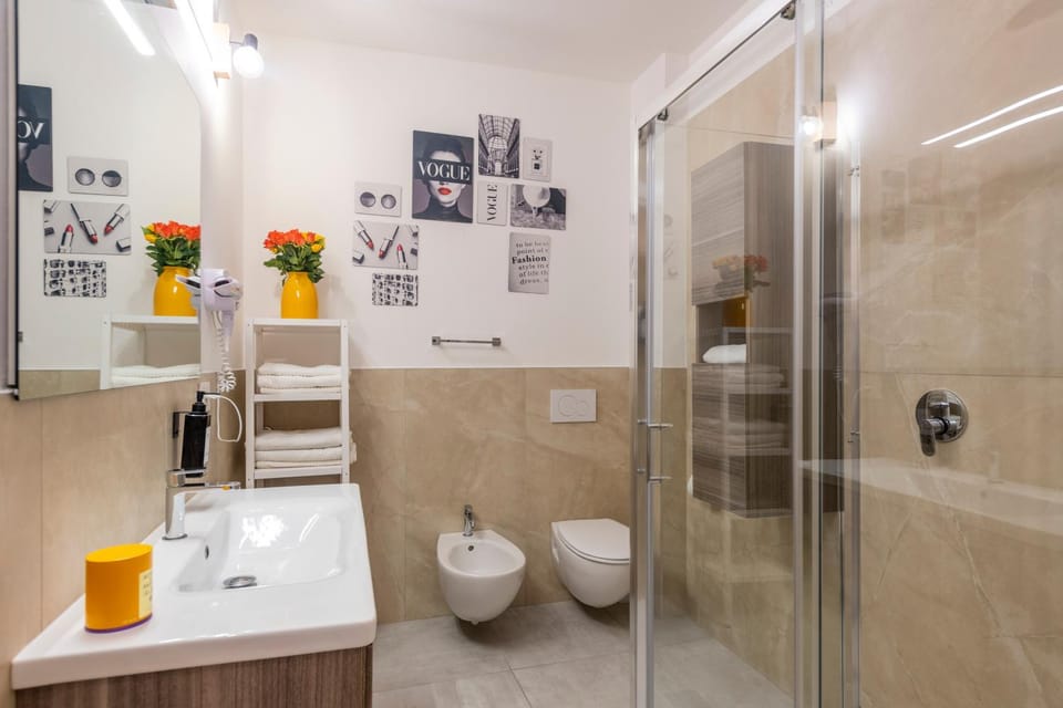 Shower, Toilet, Bathroom, towels