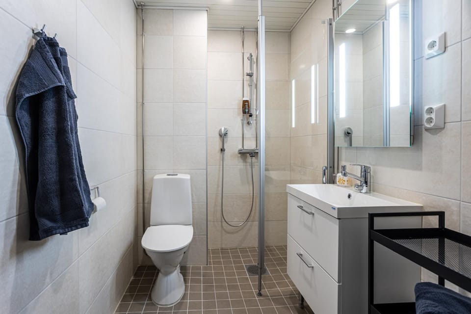 Shower, Toilet, Bathroom, bidet, towels