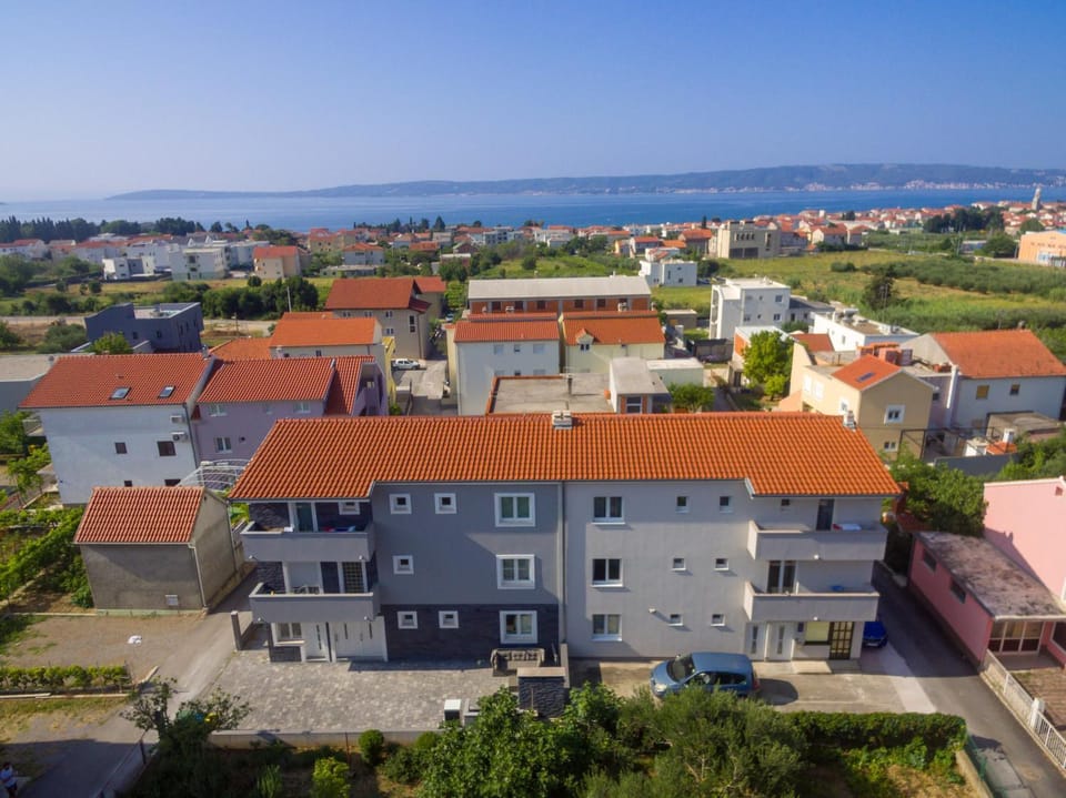 Property building, Day, Neighbourhood, Bird's eye view, City view, Sea view, Street view, Location