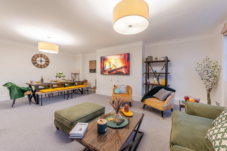 TV and multimedia, Living room, Seating area, Dining area