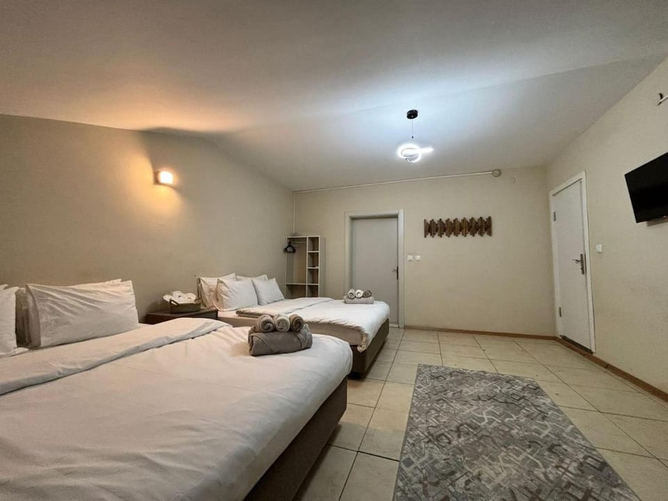 Bed, TV and multimedia, Bedroom, towels