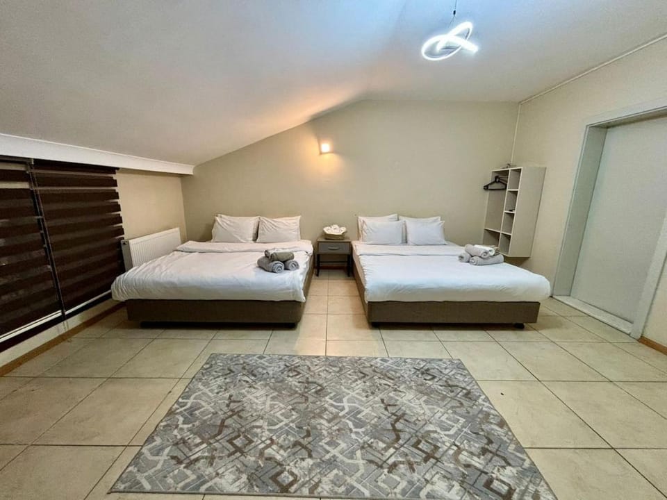 Bed, Bedroom, towels