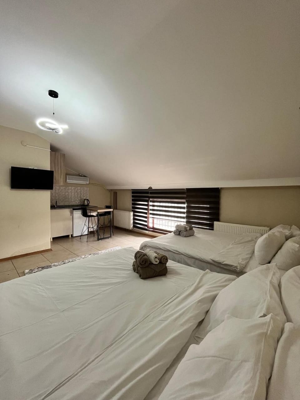 Bed, TV and multimedia, Bedroom, towels