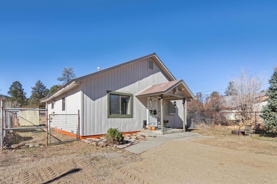 Single Tree Cottage - Walk to Downtown Chama! House in Chama