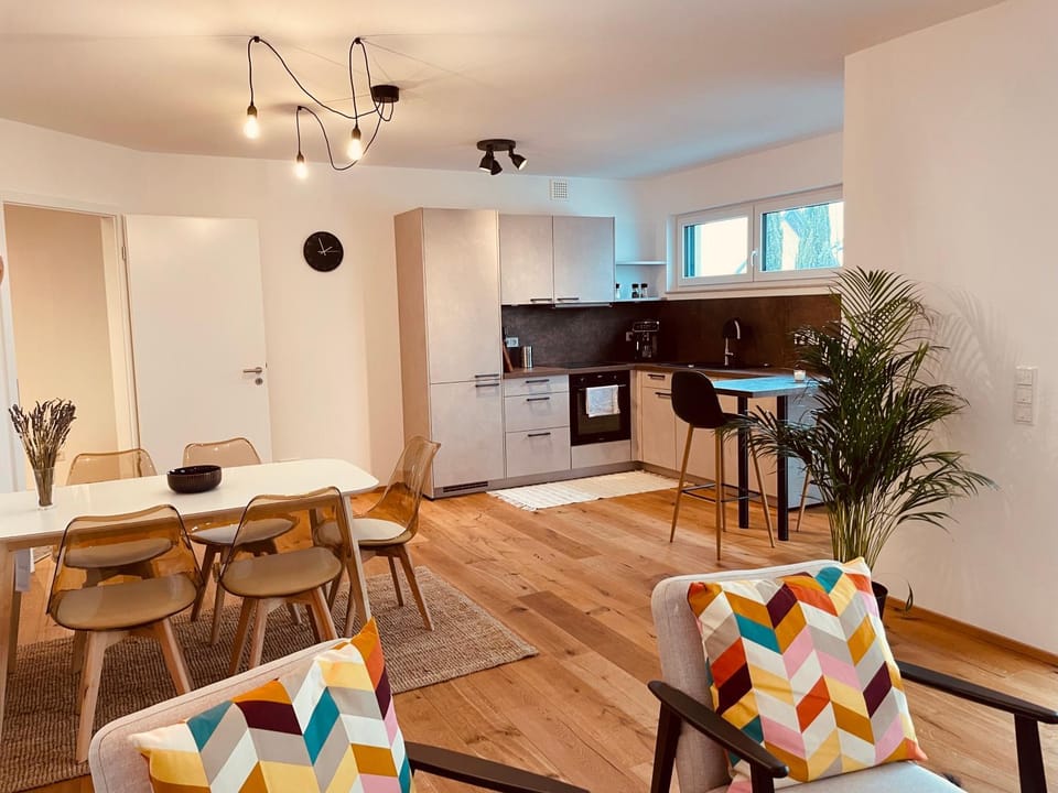 Kitchen or kitchenette, Seating area, Dining area, stove