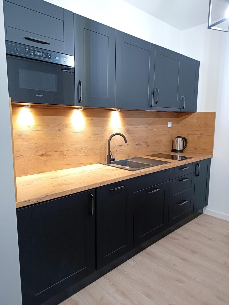 Kitchen or kitchenette, minibar, stove