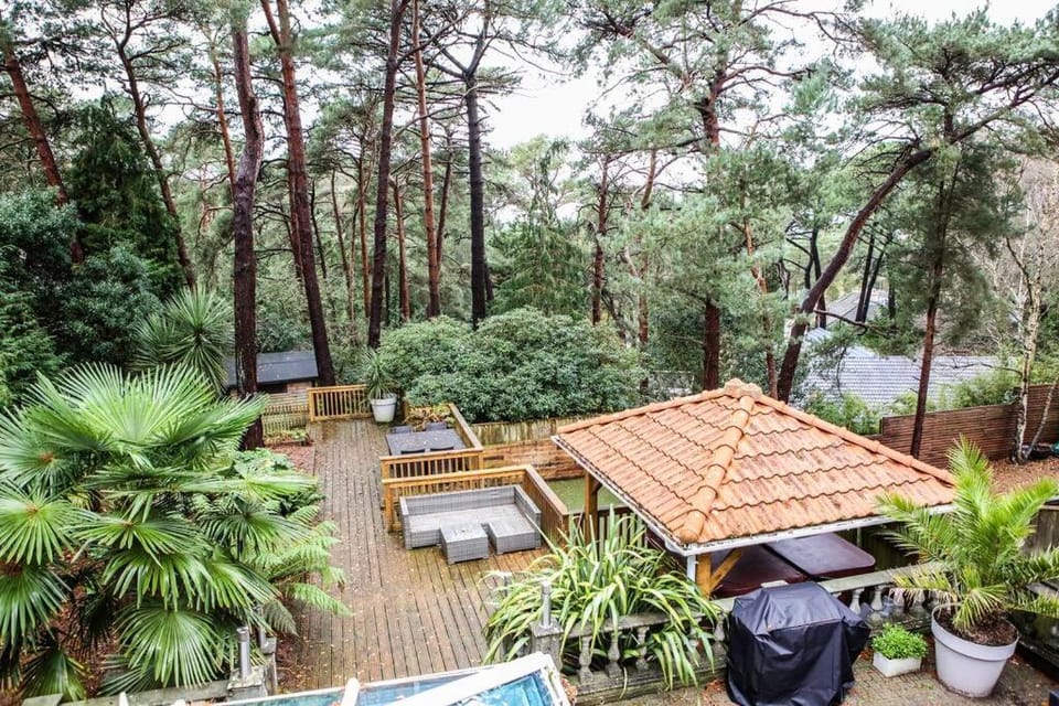 Hot Tub/Football Court/Sleeps 12/Luxury Villa Villa in Poole