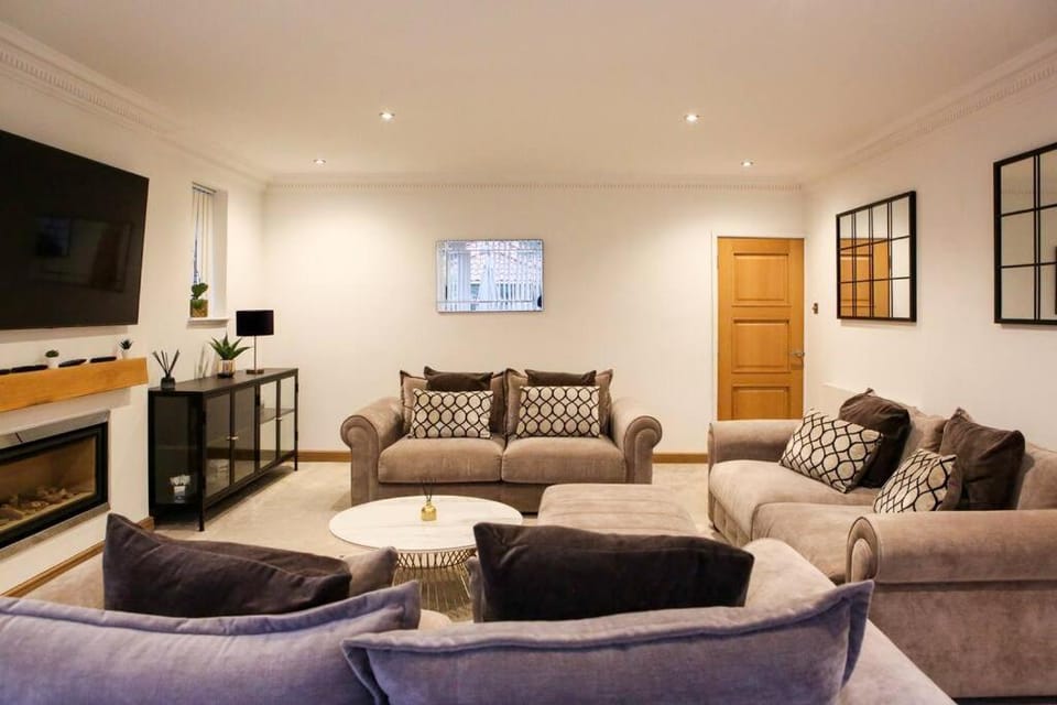 Hot Tub/Football Court/Sleeps 12/Luxury Villa Villa in Poole