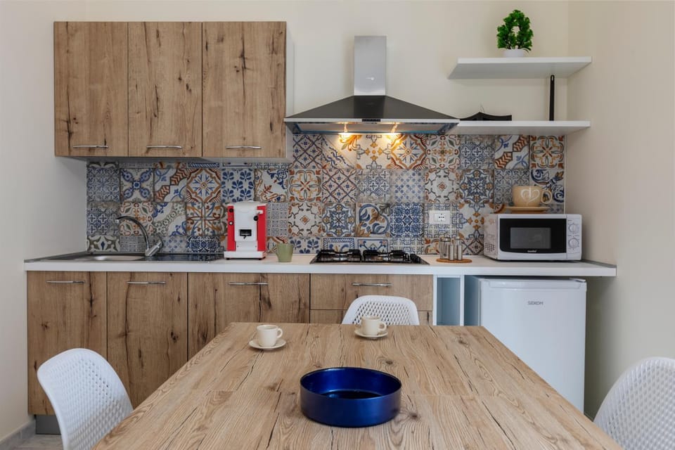 Coffee/tea facilities, Kitchen or kitchenette, minibar, stove
