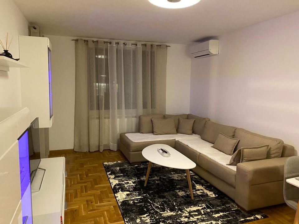 TV and multimedia, Living room, Seating area, air conditioner