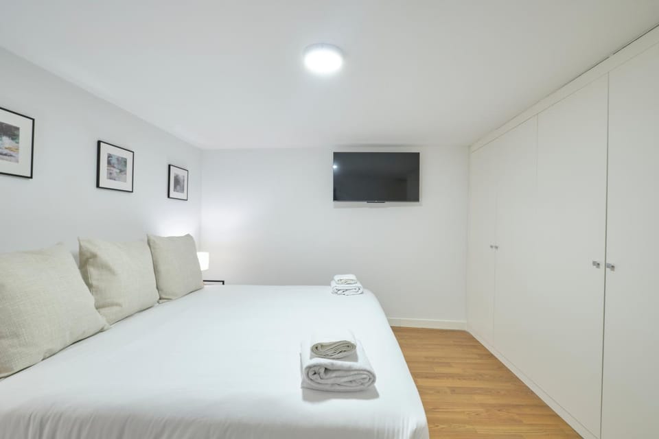 Bed, TV and multimedia, Photo of the whole room, Bedroom