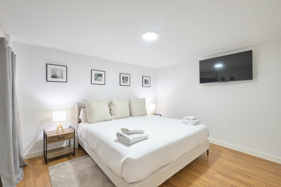 Bed, TV and multimedia, Photo of the whole room, Bedroom, towels