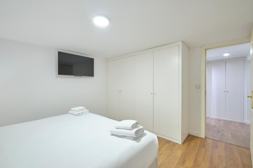 Bed, TV and multimedia, Photo of the whole room, Bedroom, towels, wardrobe