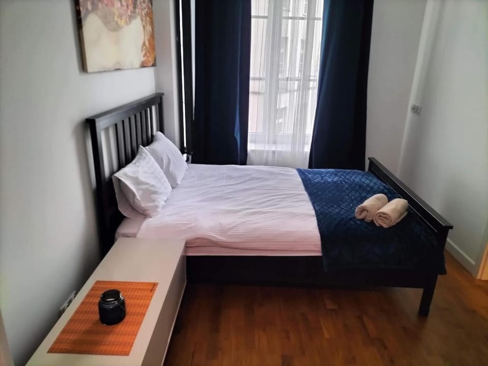 Photo of the whole room, Bedroom, towels