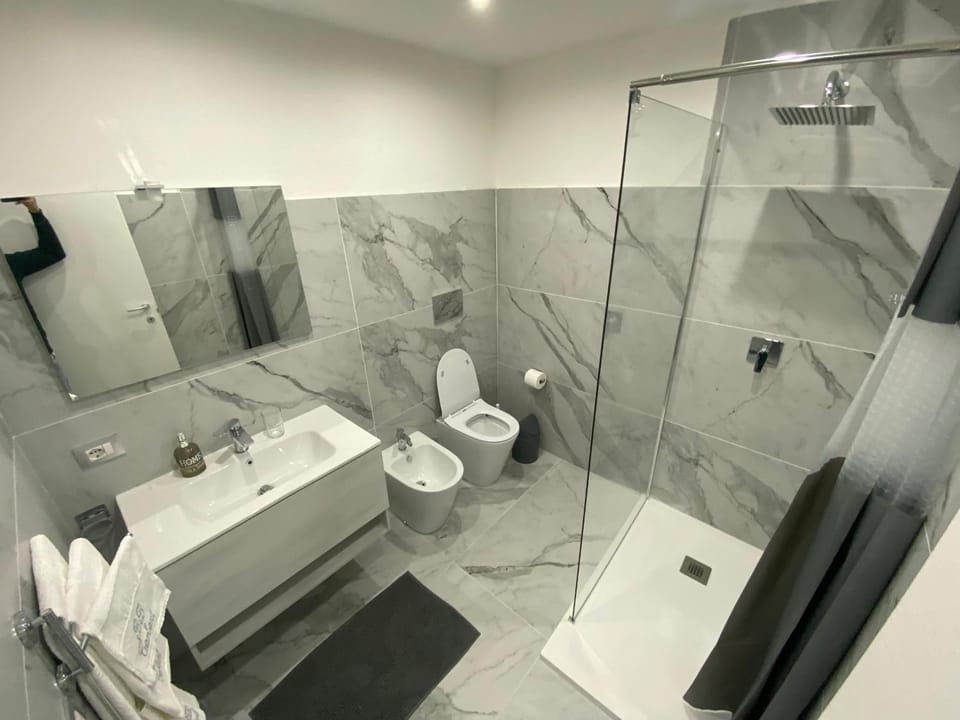 Shower, Toilet, Bathroom, Bath, bidet, towels