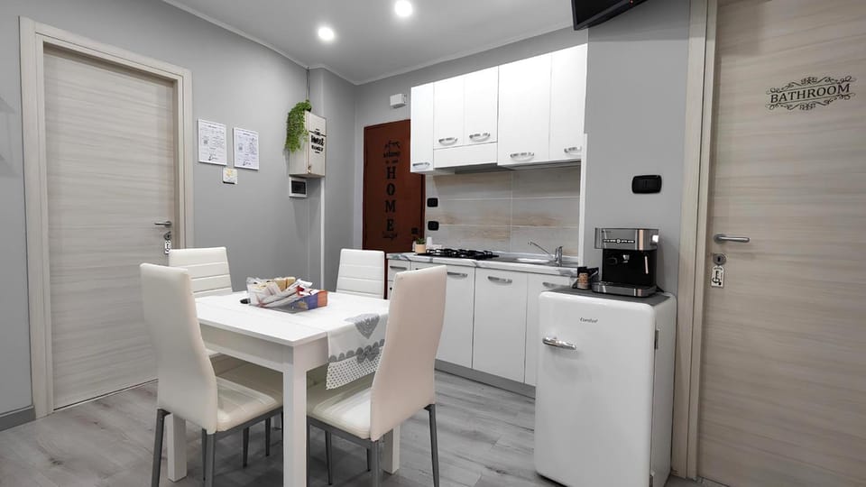 Coffee/tea facilities, Kitchen or kitchenette, Dining area, oven