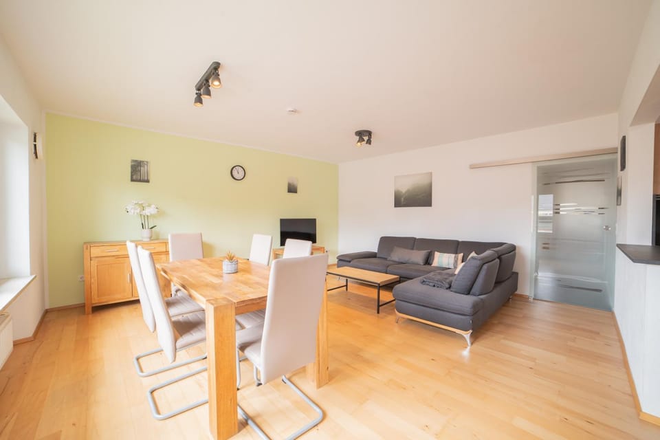 TV and multimedia, Living room, Photo of the whole room, Dining area, room service