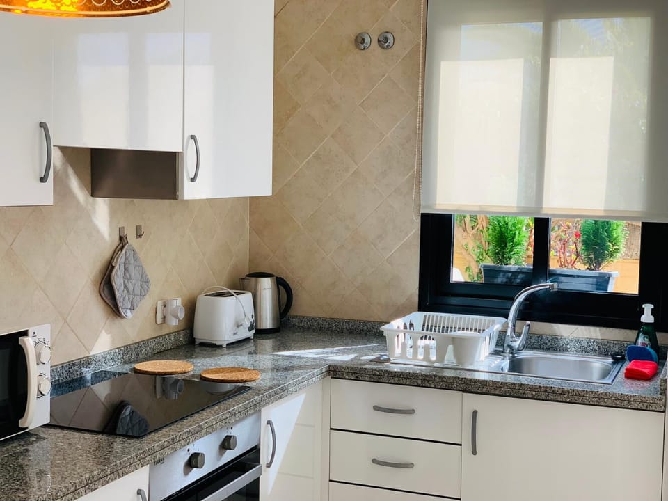 Coffee/tea facilities, Kitchen or kitchenette, Facility for disabled guests, stove, toaster