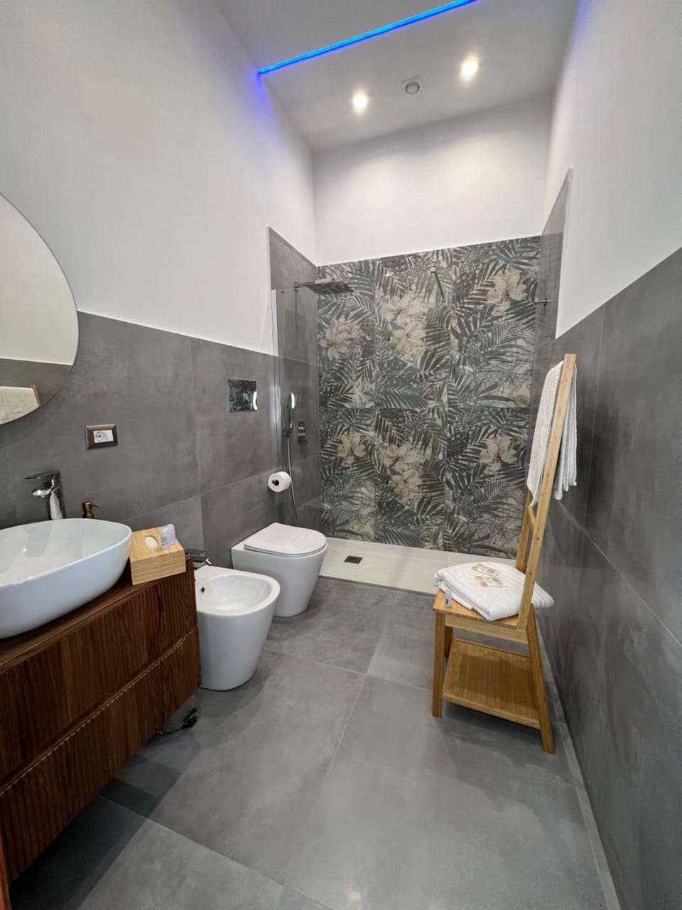 Bathroom, towels
