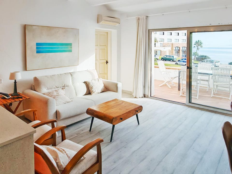 Natural landscape, Balcony/Terrace, Living room, Seating area, Sea view