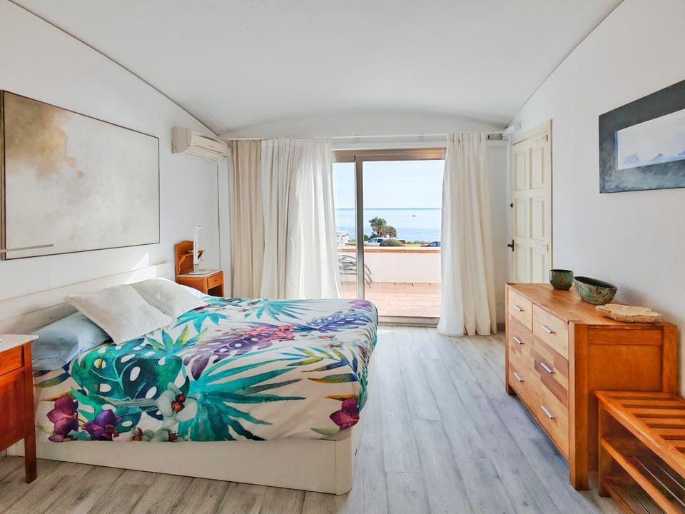 Bed, Bedroom, Sea view