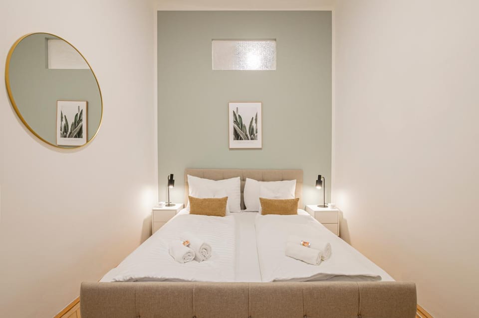 Bed, Bedroom, towels