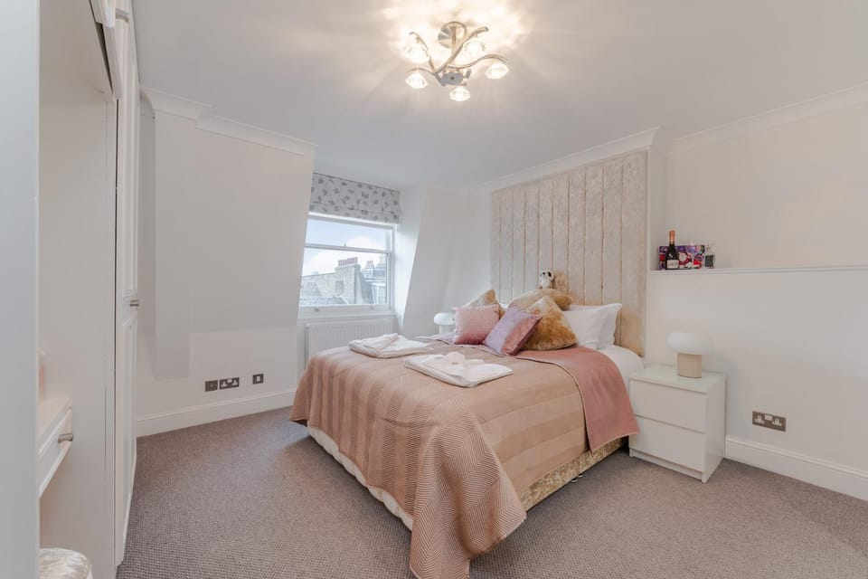 Bed, Photo of the whole room, Bedroom, internet, towels