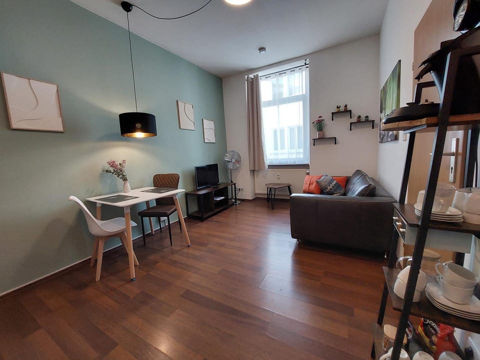 TV and multimedia, Seating area, Dining area