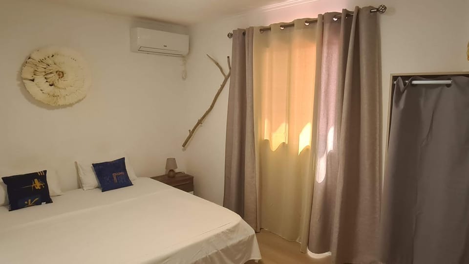 Bed, Photo of the whole room, Bedroom, air conditioner