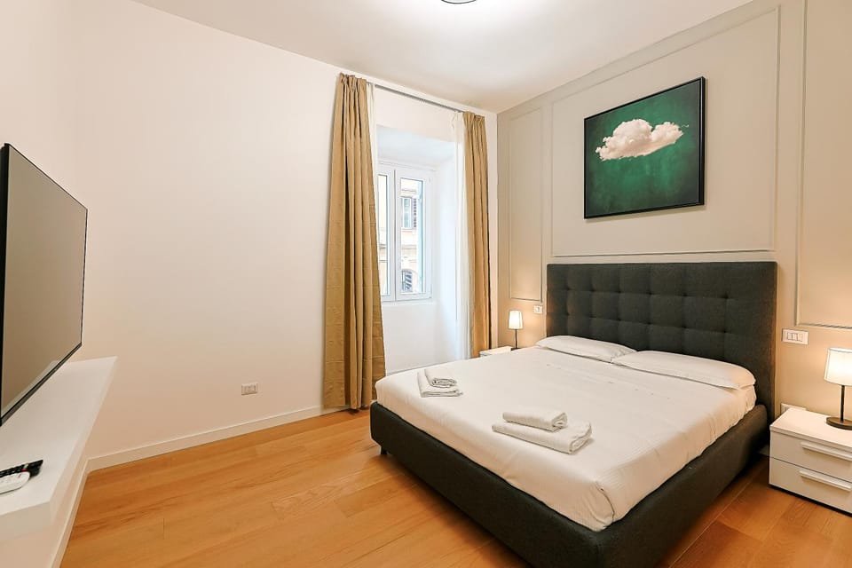 Bed, TV and multimedia, Decorative detail, Bedroom, City view, locker