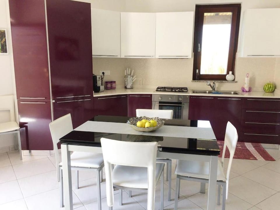 Kitchen or kitchenette, Dining area, pet friendly, stove